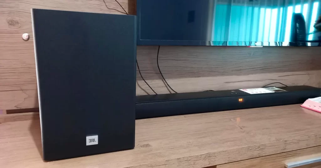 Soundbar JBL SB 180 é bom? Confira como ele funciona na prática

