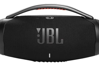 Caixa de som JBLl Boombox 3 é boa para ambientes internos e externos?