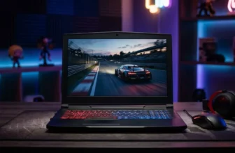 Notebook gamer aberto sobre mesa, com tela de jogo de corrida e iluminação neon roxa e azul ao fundo